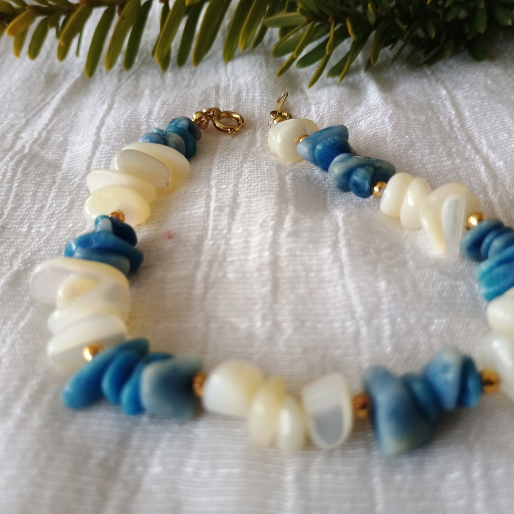 🎙️ ARTISAN 🎙️ Vintage, chipped gemstone and mother-of-pearl bracelet, coastal